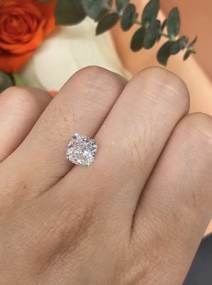 Cushion Shape Lab Dibuat Berlian Putih Ukuran Besar 4ct+ E Warna VS1 Kejernihan Sertifikat IGI