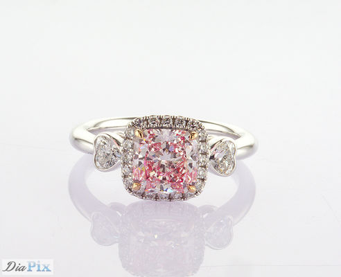 Custom Lab Tumbuh Diamond Cincin Tiga Batu Gaya Batu Utama 1.61ct Fancy Pink Cushion Cut