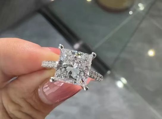 Perhiasan Dibuat Di Laboratorium Perhiasan Putri di Laboratorium Perhiasan Berlian Cincin Perhiasan