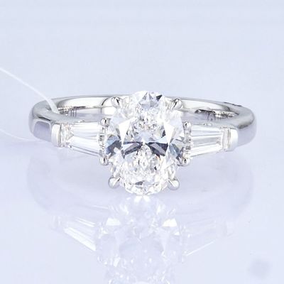 18k White Lab Mature Diamond Ring Tiga Batu Desain 1ct+ D VVS2 Desain Klasik Bentuk Oval
