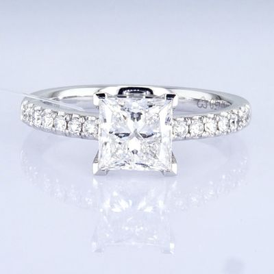 18k 1.5ct+ Princess Design Ring Gaya harian Putri Bentuk Putih Synthetic Diamond Ring
