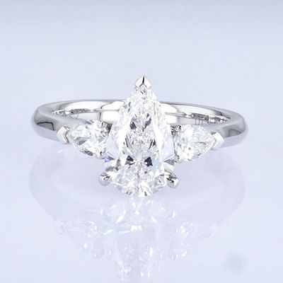 Classical Design Pear Shape Diamond Ring Tiga Batu Gaya Putih Lab Menumbuhkan Diamond Ring
