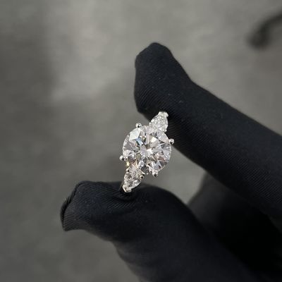 Laboratorium Tumbuh Diamond Rings 3.01ct CVD Putih F VS2 Tiga Batu Gaya Bulat