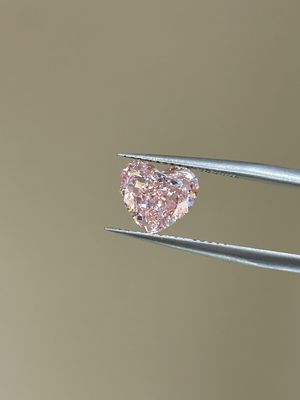 Fancy Intense Pink Heart Shape Laboratorium Berlian yang ditanam Berlian IGI Berlian Pink